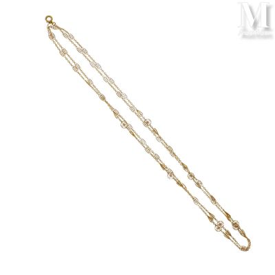gros plan d'un collier en or avec une chaîne sur fond blanc