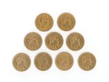 un ensemble de six souverains d'or sur un fond blanc