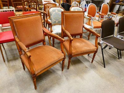 many chairs that are sitting in a room together