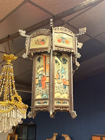 Lanterne chinoise hexagonale en bois et verre à décor de scènes a...