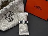 une boîte orange et un sac blanc sur lequel est représentée une montre