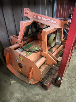 une petite machine qui se trouve dans le garage
