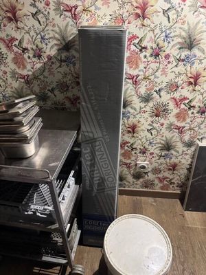 une pile de livres posée sur une table à côté d'une autre pile de livres