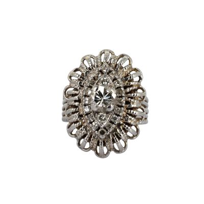 gros plan d'une bague en diamant sur fond blanc