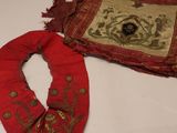 deux morceaux de tissu posés sur une table