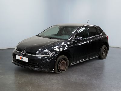 La Volkswagen Golf noire est garée dans une grande pièce.