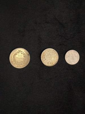 quatre types de pièces différents sur fond noir