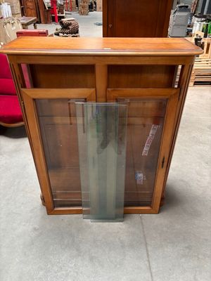 une photo d'une vitrine à porte vitrée