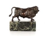 statue en bronze représentant un taureau, posée sur un socle en marbre, sur fond blanc