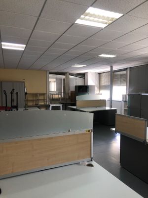 un bureau vide avec beaucoup de bureaux et de chaises