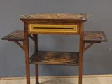 l'image d'une petite table en bois surmontée d'un tiroir