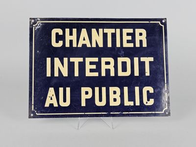 panneau bleu et blanc portant l'inscription « chantier interdit au public »