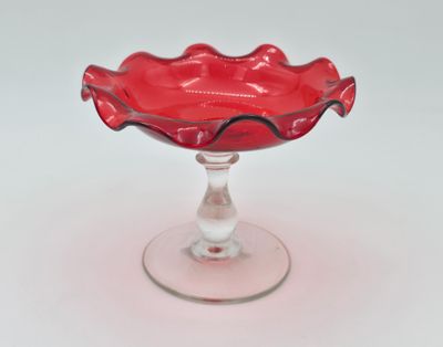 Baguier en cristal, la coupe de couleur rouge, bord festonné…