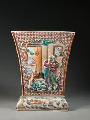 une image représentant un vase décoré d'une peinture, posé sur une table