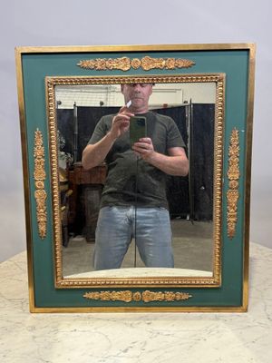 un homme se prenant en photo dans un miroir
