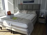 un lit qui se trouve au milieu d'une pièce