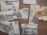 de nombreuses cartes postales anciennes posées sur une table, accompagnées de vieilles photos