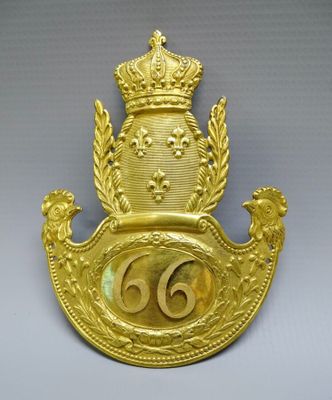 une image représentant une assiette en or surmontée d'une couronne
