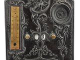 une horloge à l'ancienne, avec un thermomètre sur le côté