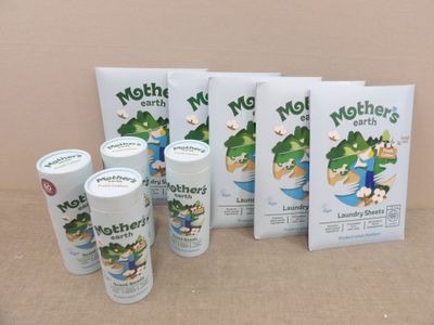 quatre boîtes de lait maternel posées sur une table