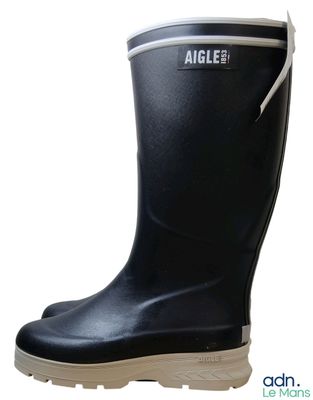 une image représentant une paire de bottes de pluie noires sur fond blanc