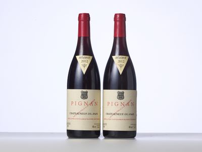 deux bouteilles de vin rouge posées sur une table