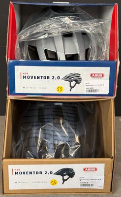 deux cartons de casques sont empilés l'un sur l'autre