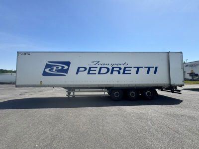 un camion semi-remorque garé dans un parking
