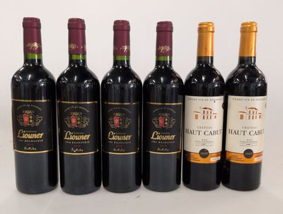 six bouteilles de vin sont alignées sur une table