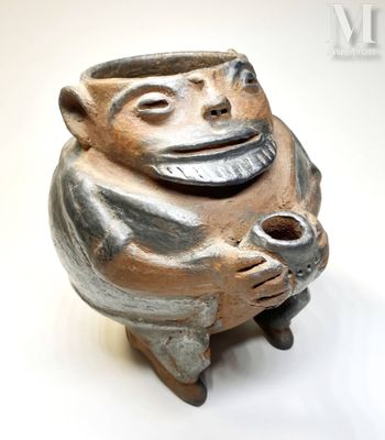 une statue représentant un homme tenant une pipe, posée sur une surface blanche
