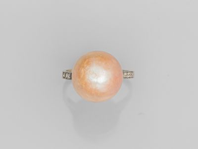 une bague avec une perle orange et des diamants