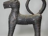sculpture représentant un chien, réalisée à partir de petits morceaux de métal