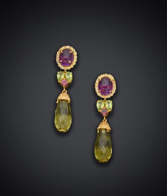 une paire de boucles d'oreilles en améthorate et péridot