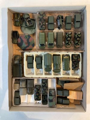 une boîte contenant de nombreux objets militaires de toutes sortes