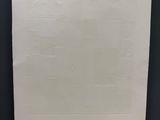 une feuille de papier blanche accrochée à un mur noir