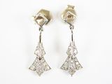 une paire de boucles d'oreilles en diamant sur fond blanc