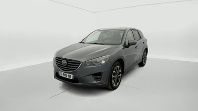 une Mazda CX-5 grise garée dans une pièce blanche