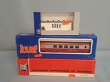 deux boîtes de petits trains posées sur une table