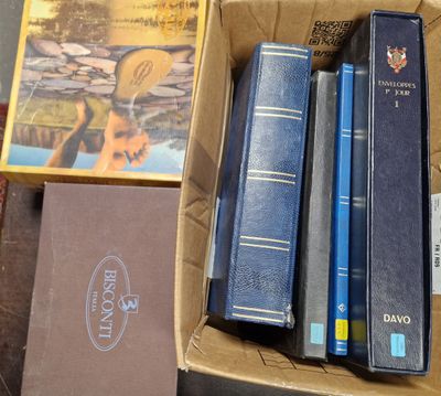 1 carton avec 4 classeurs + 2 boîtes contenant un vrac de fa…