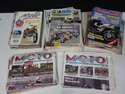 plusieurs magazines consacrés à la moto, exposés sur une table