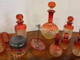 beaucoup de bouteilles en verre sur une table en bois