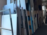de nombreux types de fenêtres différents dans un entrepôt