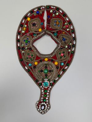 Col collier pectoral brodé de fils de laiton , cabochons de …