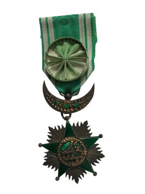 Gros plan sur une médaille portant une étoile