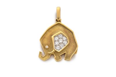 un gros plan d'un éléphant tenant un diamant dans sa trompe