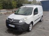 une camionnette blanche garée dans un parking