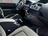 l'intérieur d'une petite voiture, avec un volant et un tableau de bord