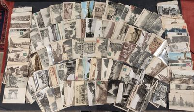 beaucoup de vieilles cartes postales posées sur une table