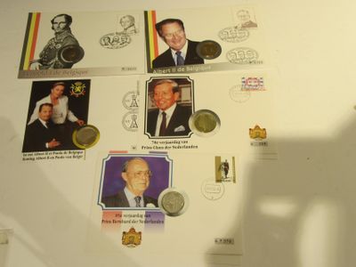beaucoup de timbres accrochés au mur d'une pièce