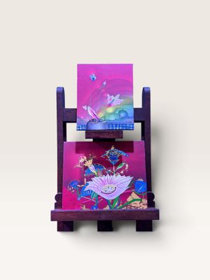 une chaise violette ornée d'une peinture, posée sur une surface blanche